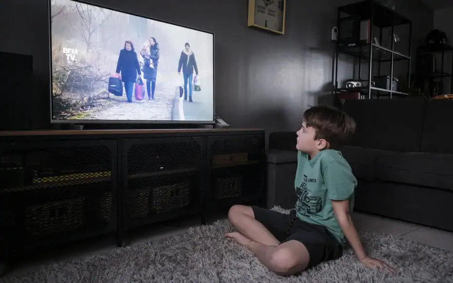 famille salon moderne regarde TV 4K france